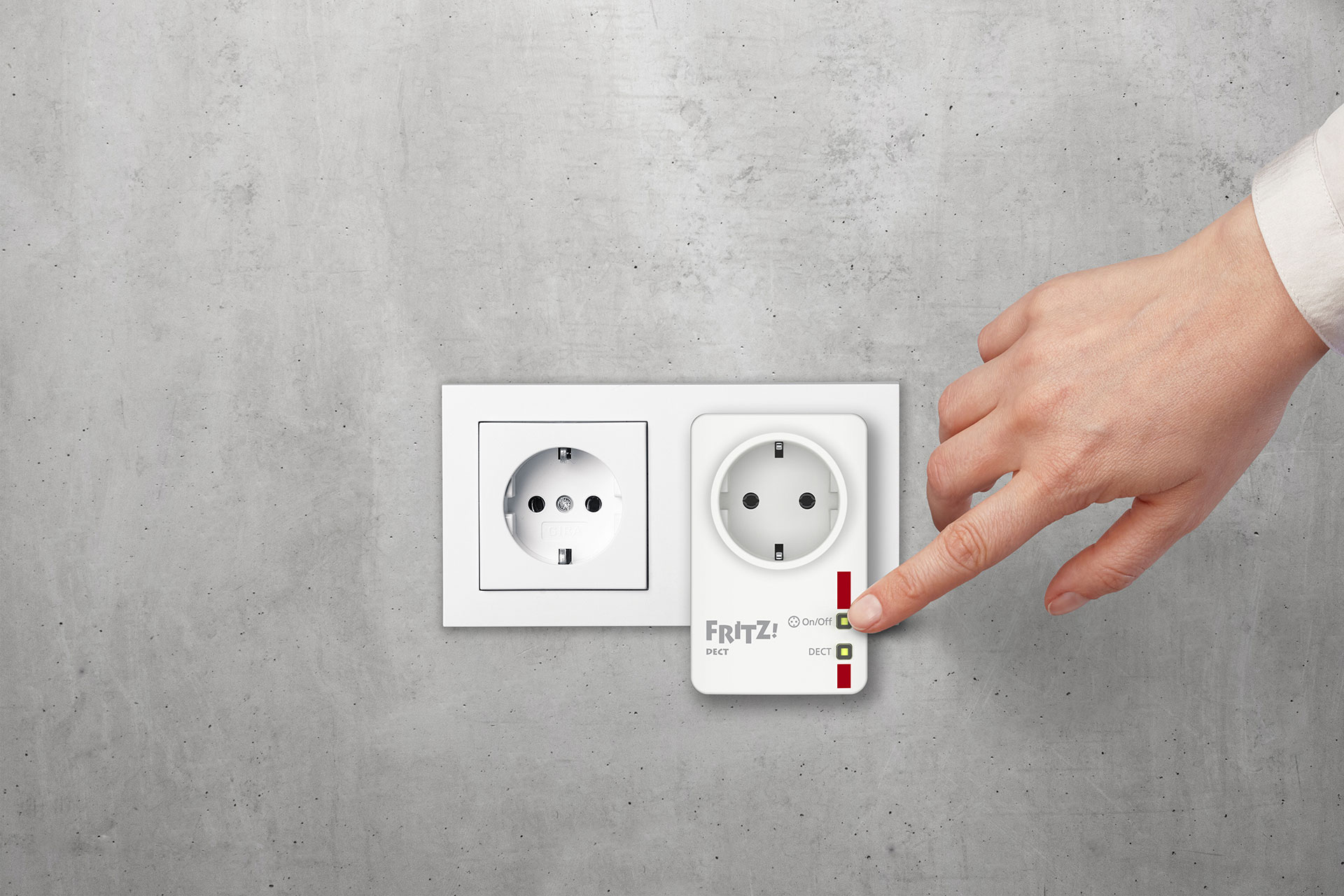 Hand berührt einen weißen Smart Plug, eingesteckt in eine Steckdose.