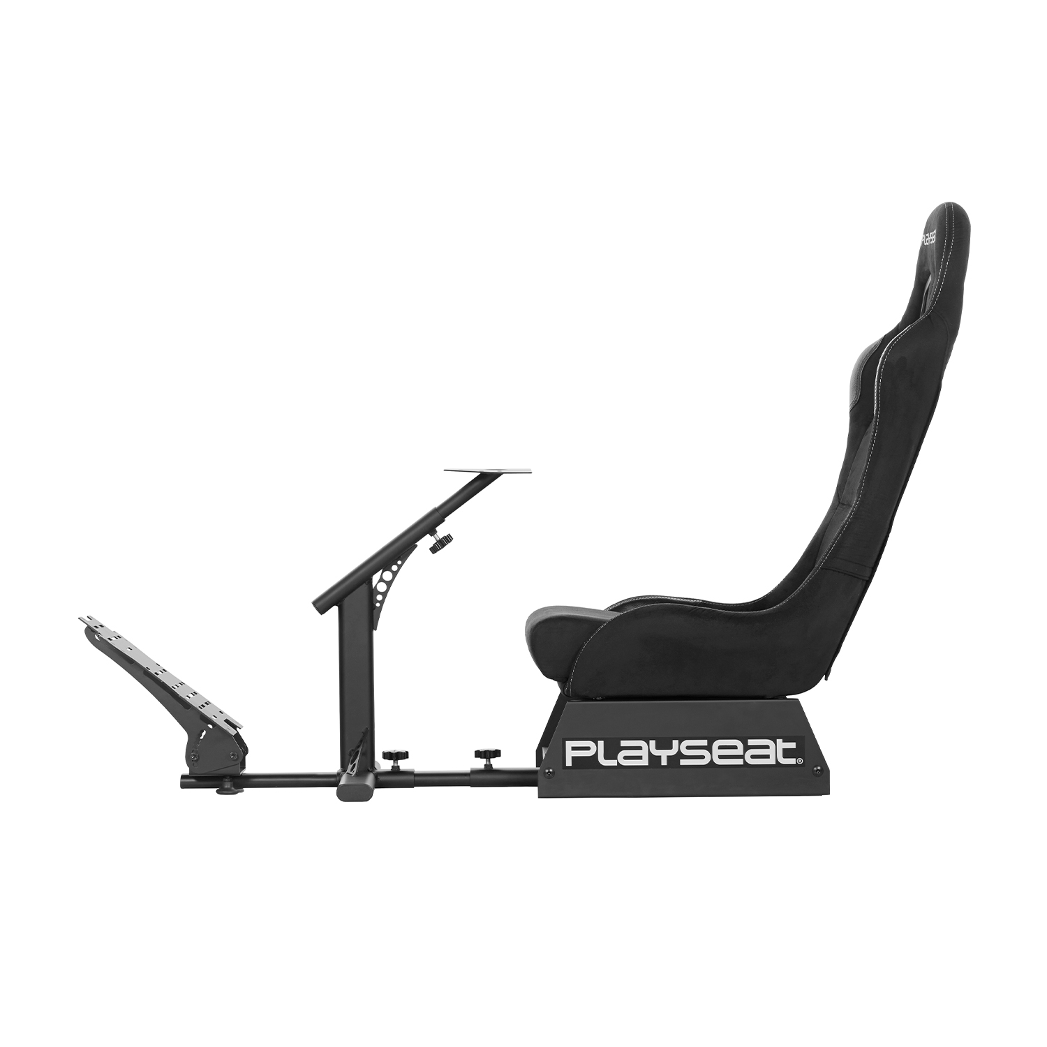 Sedia simulatore di corse Playseat nera con supporto per pedali e volante su sfondo bianco.