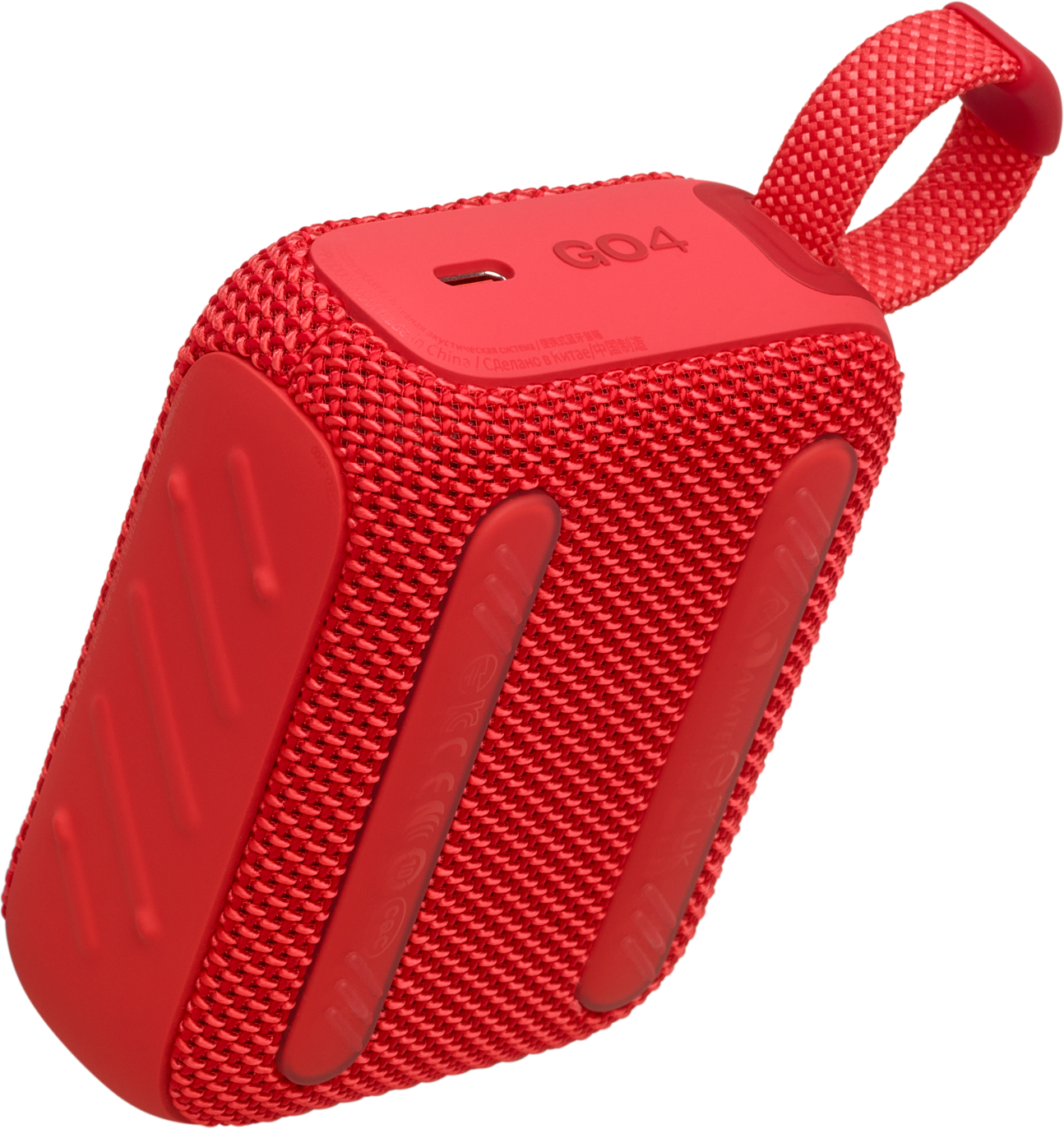 Un haut-parleur rouge portable avec une texture tissée et une poignée. Isolé.