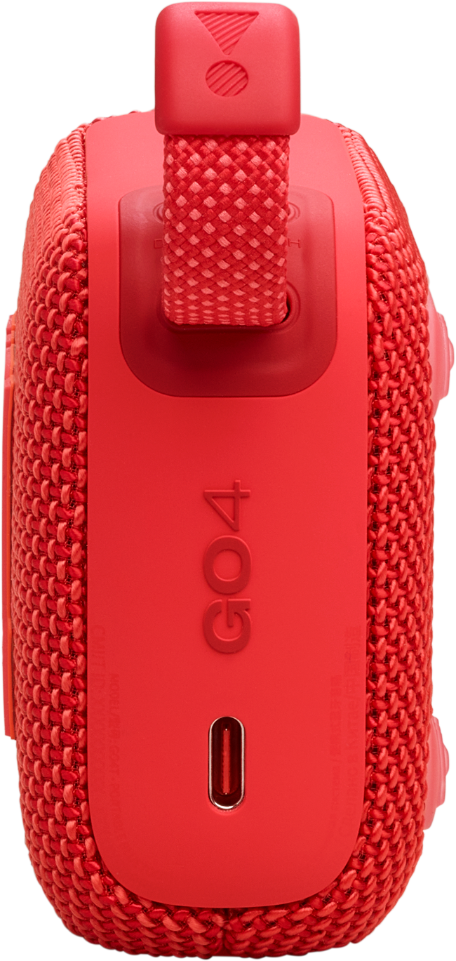 Un haut-parleur JBL GO4 rouge avec une texture tissée, un port de charge et une sangle rouge sur le dessus, vue latérale.