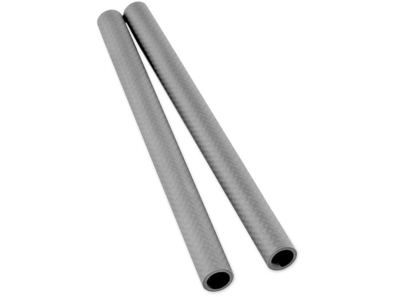 Zwei graue Metallstangen, die diagonal auf weißem Hintergrund liegen.