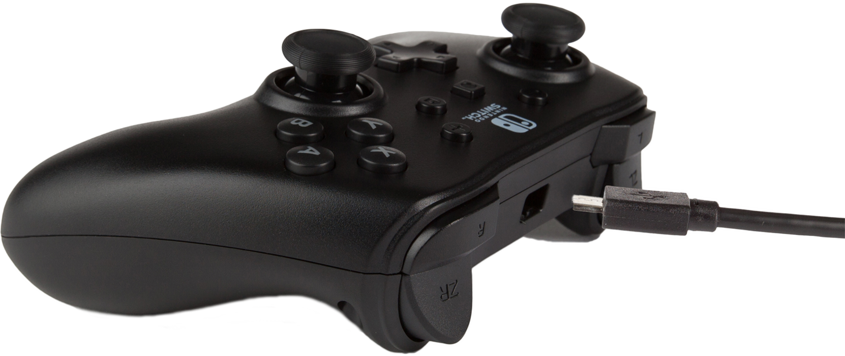 Fekete Switch Pro kontroller csatlakoztatott töltőkábellel. A gombok és a joystickok láthatók.