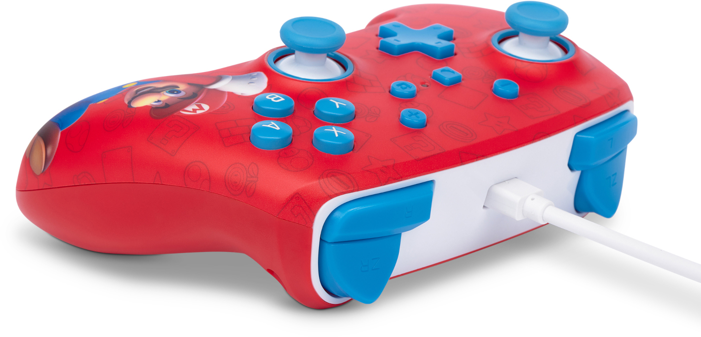 Egy piros Nintendo Switch kontroller Marióval, kék gombokkal és fehér töltőkábellel.