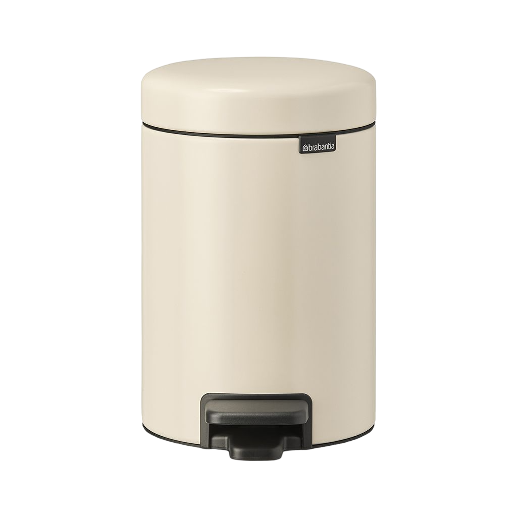 Ein cremefarbener Mülleimer mit schwarzem Fußpedal und Deckel. Der Markenname lautet „brabantia“.