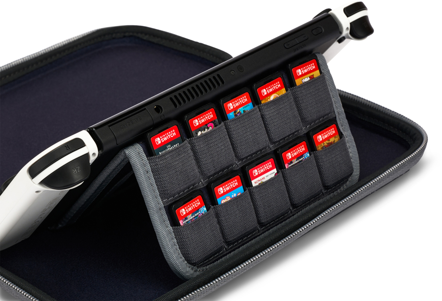 Egy Nintendo Switch konzol egy tokban. Játékkazettákat tárol a fedelében.