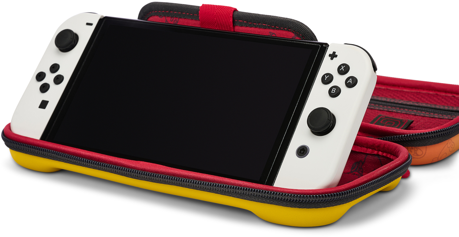Egy Nintendo Switch konzol egy védőtokban, kinyitva a képernyőt és a fehér joyconokat.