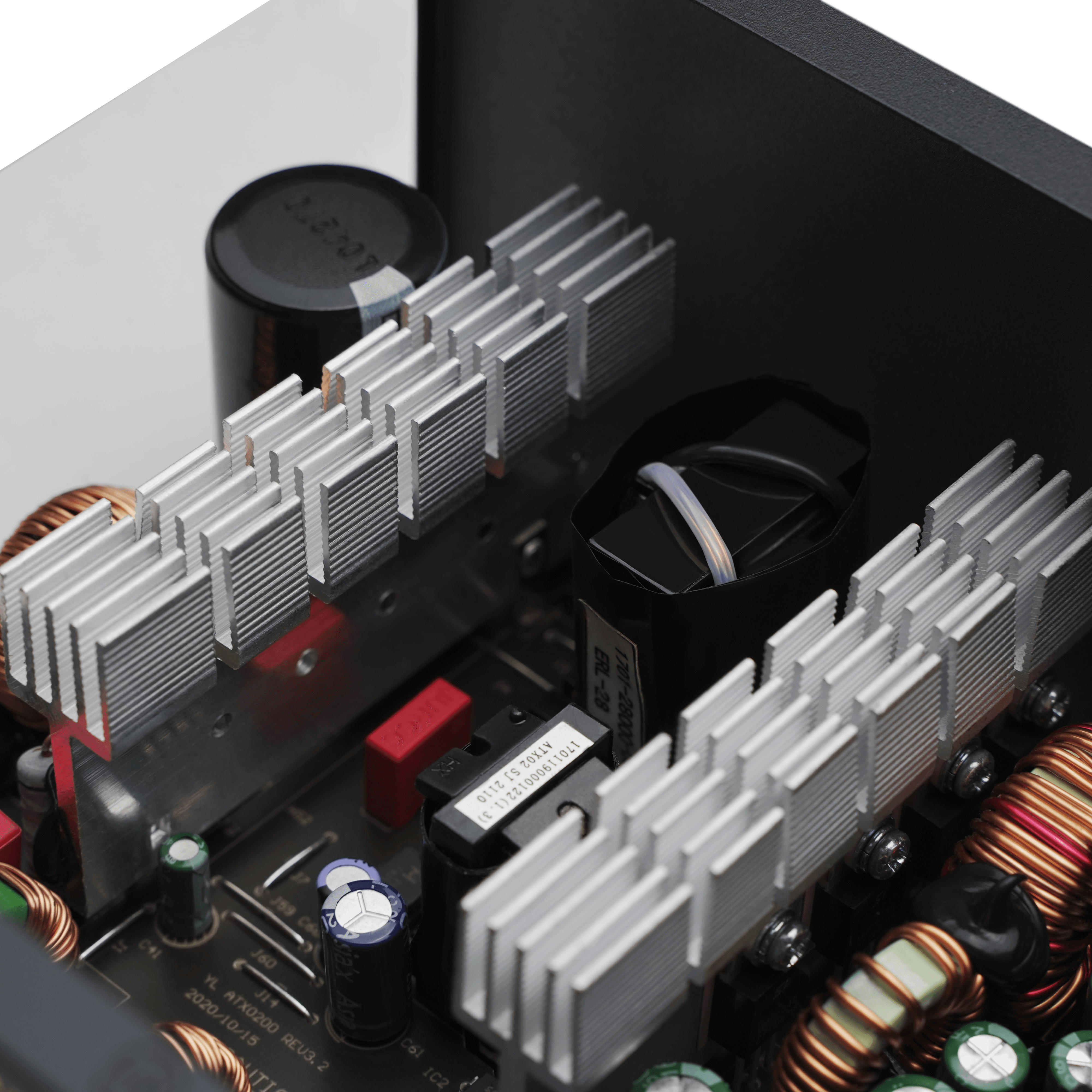Közelkép egy PC tápegység belső alkatrészeiről.