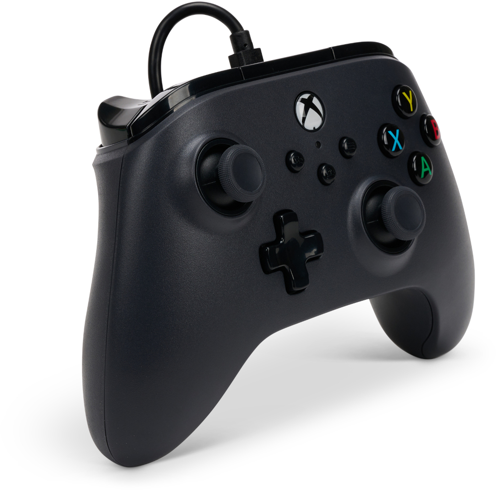 Fekete Xbox játékvezérlő. Gombokat és egy iránygombot mutat.