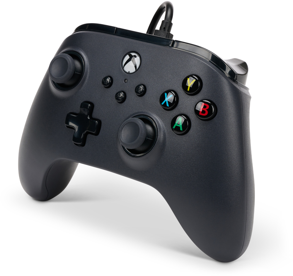 Fekete Xbox kontroller színes gombokkal és fekete kábellel. Fehér háttér.