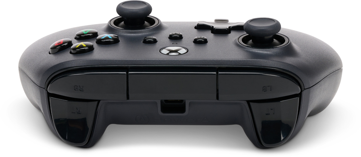 Sötétszürke Xbox vezérlő fekete gombokkal és ravaszokkal.