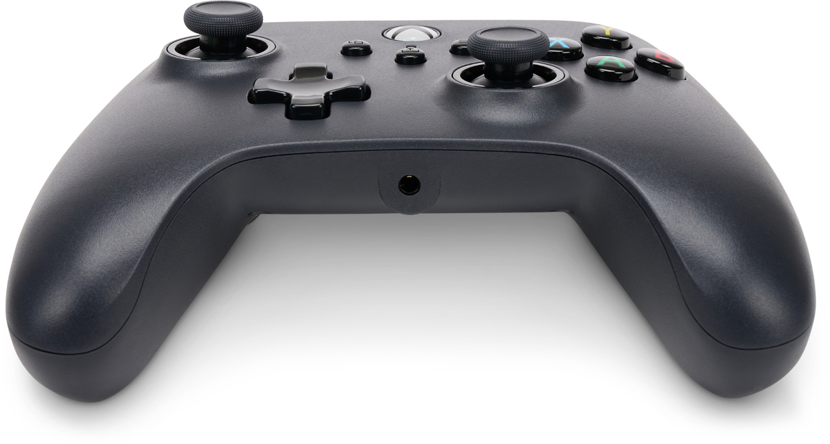 Szürke Xbox kontroller, közelkép, fehér felületen.