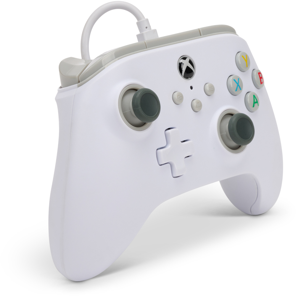 Fehér Xbox kontroller szürke díszítéssel, gombokkal és kábellel. A kontroller fehér felületen, árnyékkal.