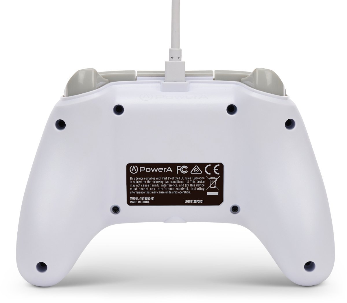 Fehér gamepad hátulja szürke díszítéssel. Fehér kábel van bedugva. Logókat és szöveget tartalmaz.