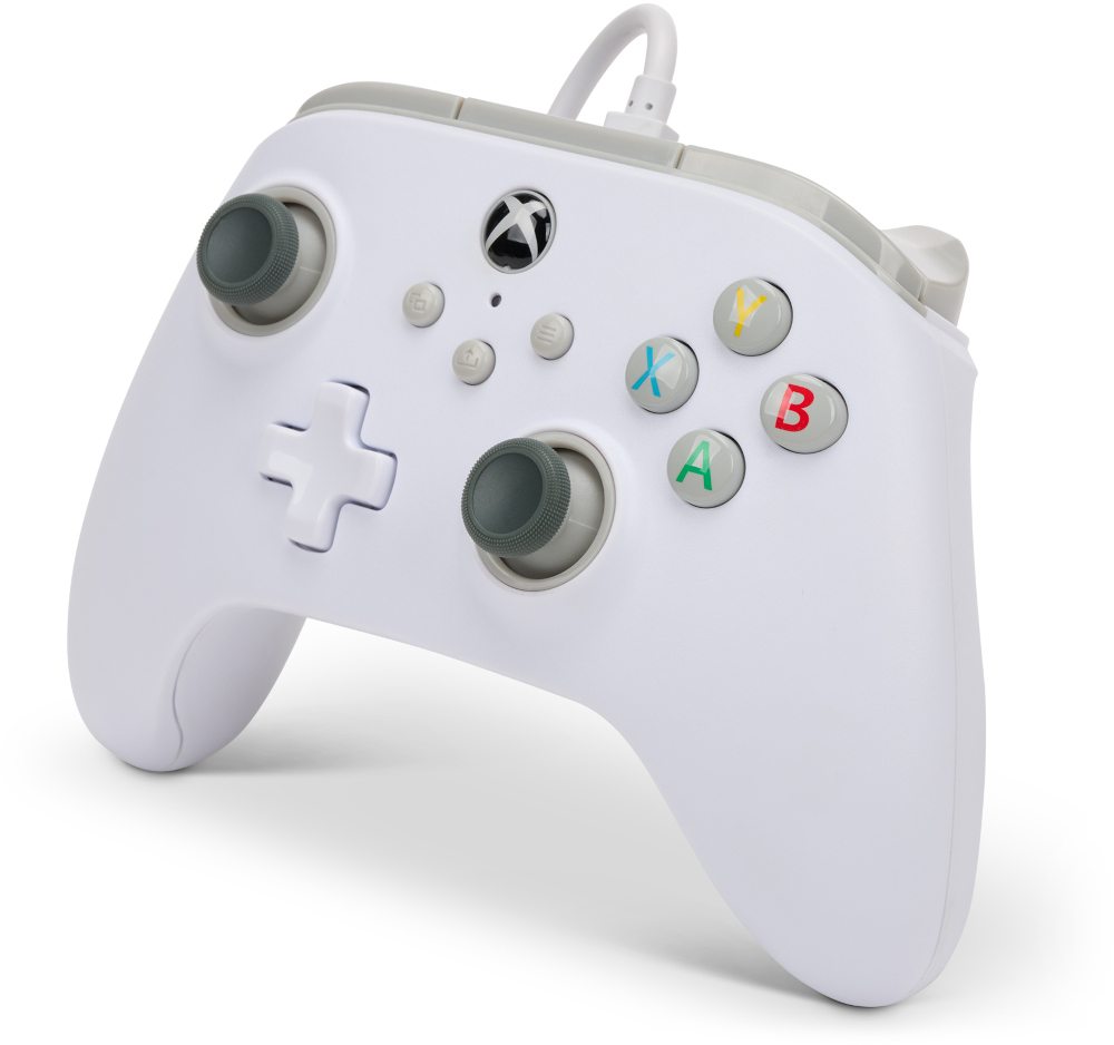 Fehér Xbox vezérlő szürke részletekkel, gombokkal és joystickokkal. A vezérlőhöz kábel van csatlakoztatva.