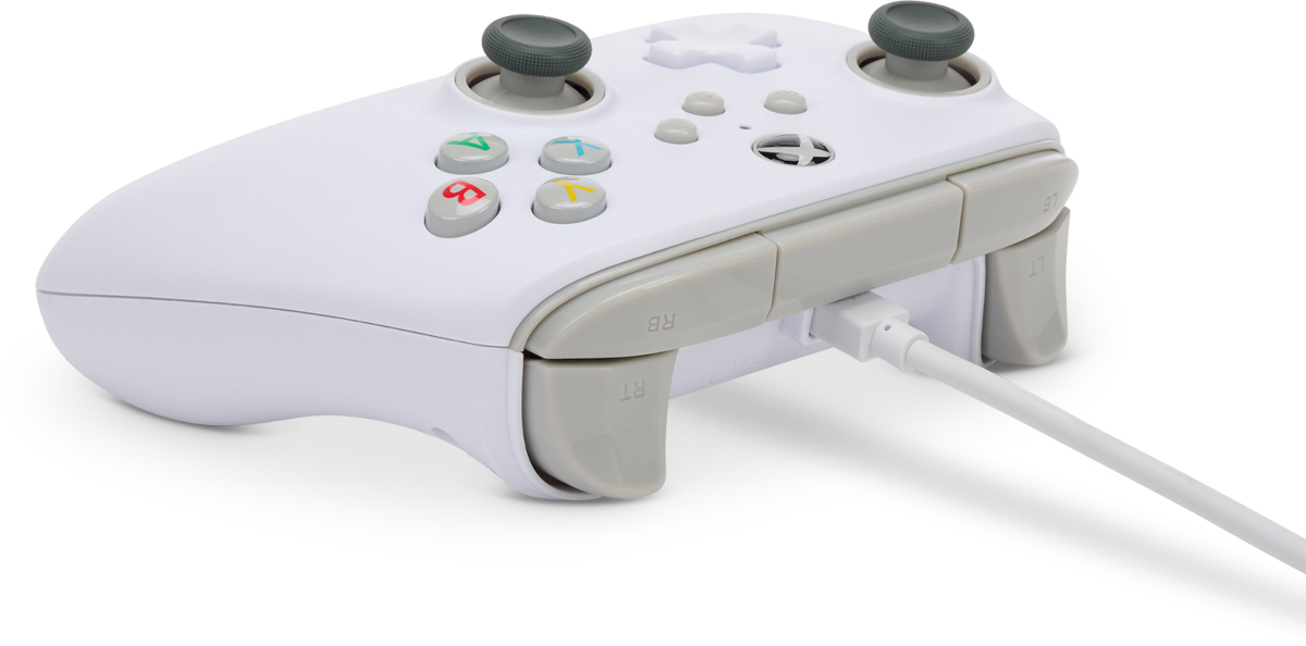 Fehér Xbox-kontroller szürke díszítéssel, gombokkal és joystickokkal. Fehér USB-kábel csatlakozik.