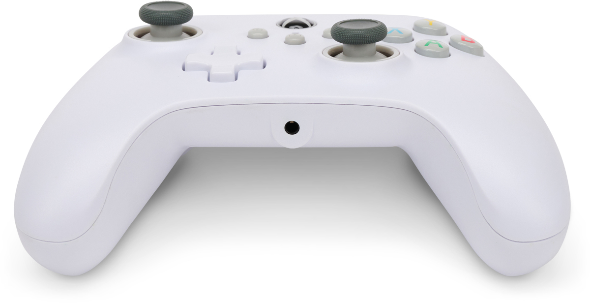 Fehér Xbox kontroller szürke joystickokkal és színes gombokkal, fehér háttérben. Egy fejhallgató-csatlakozó látható.