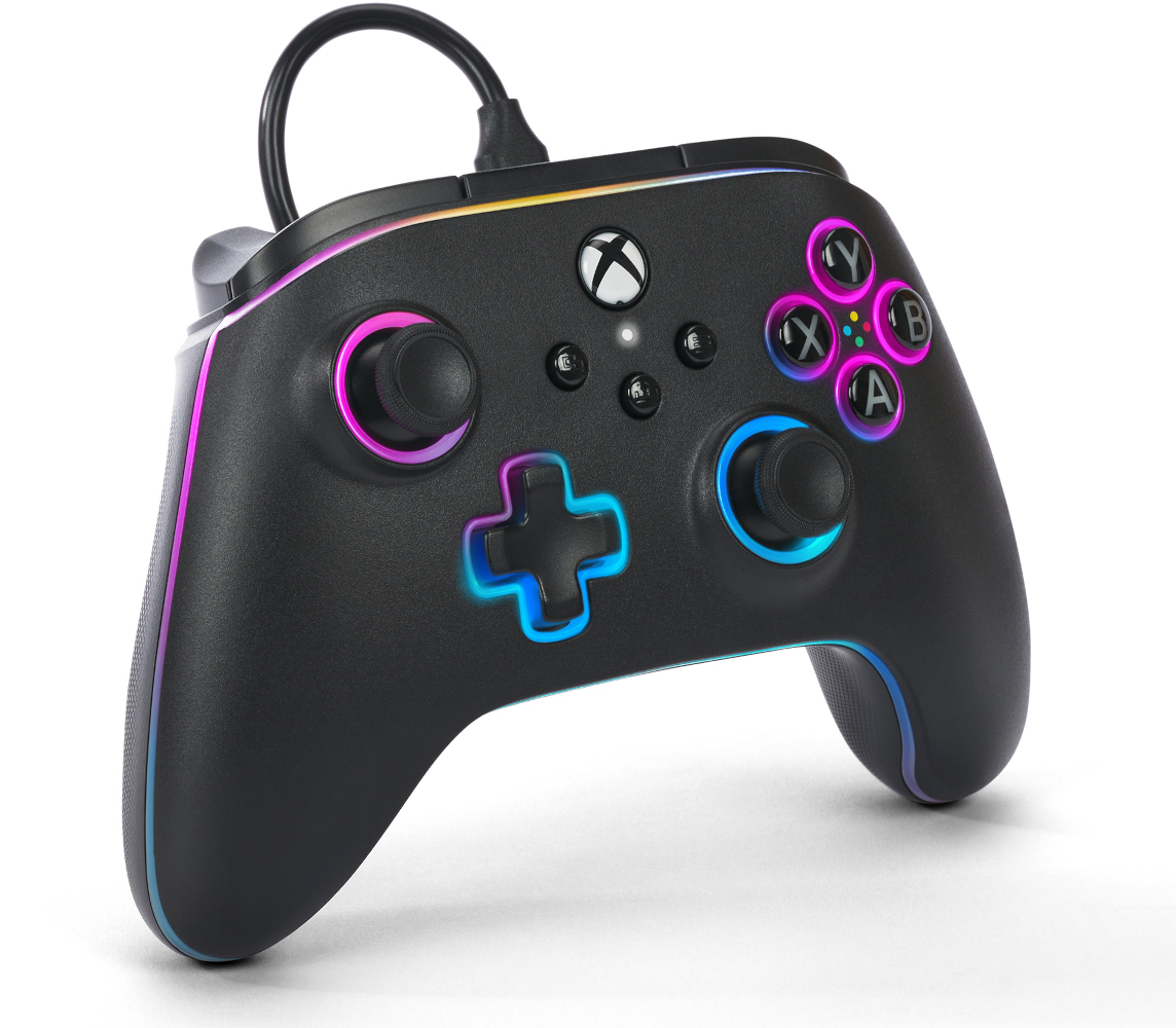 Fekete Xbox kontroller színes fényekkel. Fehér háttér.