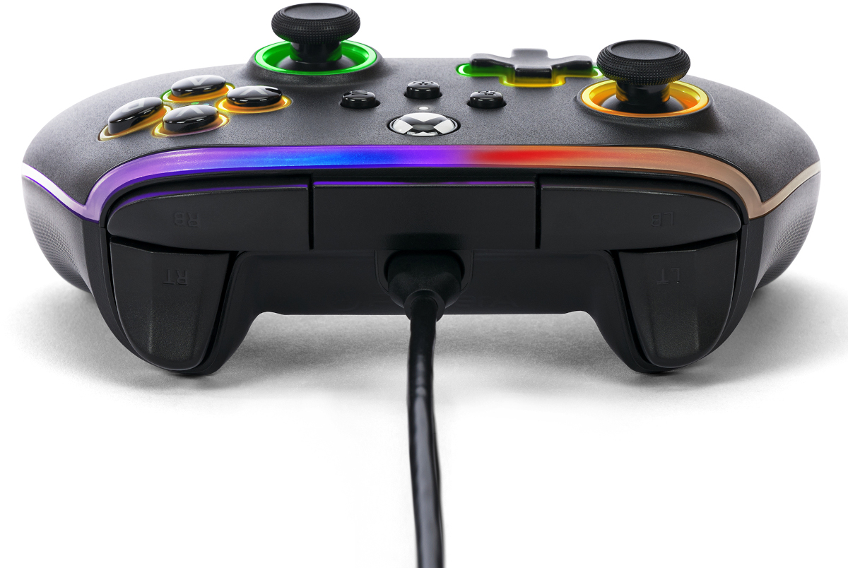 Fekete Xbox kontroller világító díszítésekkel, bedugva. A kontroller aljának közeli képe.