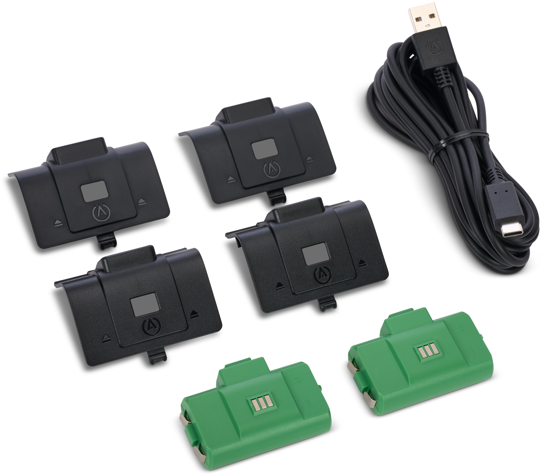 Fekete akkumulátorfedők, zöld akkumulátorok és egy USB kábel fehér háttéren.