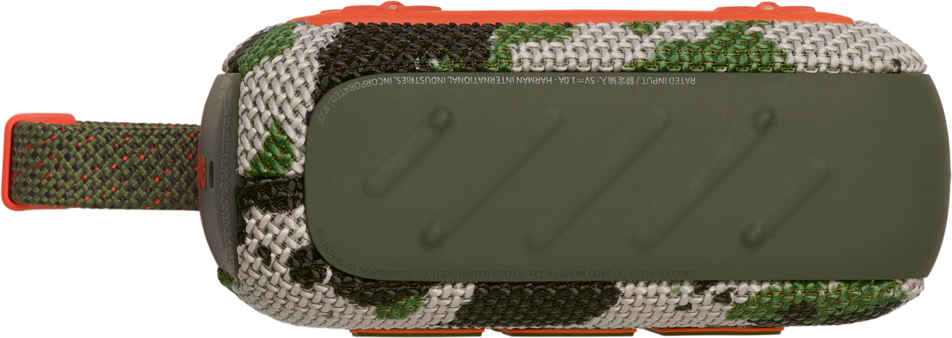Un haut-parleur à motif camouflage avec des accents orange, vu d'en bas. Possède une poignée de transport.
