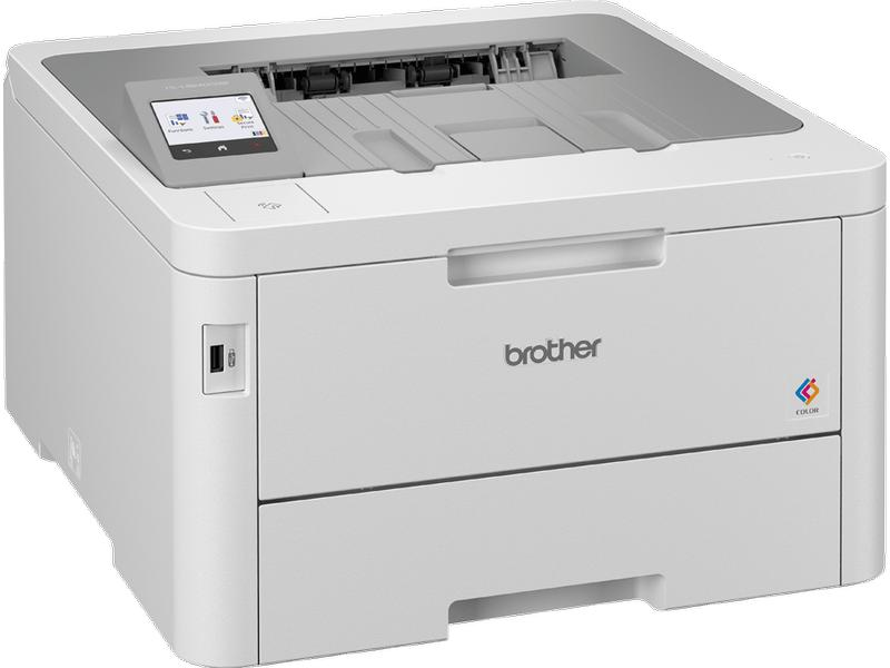 Une imprimante Brother blanche avec un logo couleur et un port USB. Elle est sur une surface blanche et possède un petit écran.