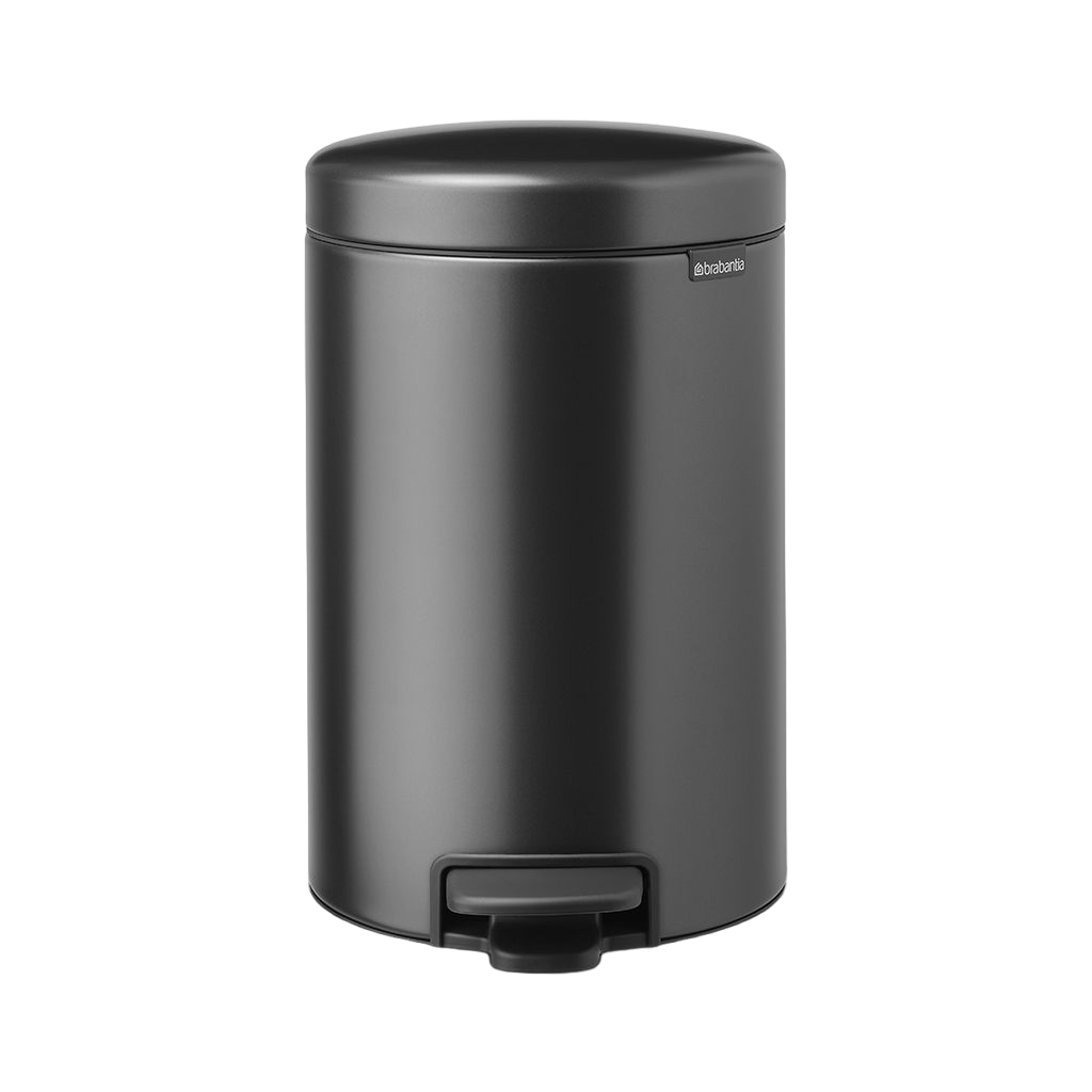 Schwarzer Brabantia Mülleimer. Pedal unten. Kreisförmig, gewölbter Deckel. Schwarzer Hintergrund.