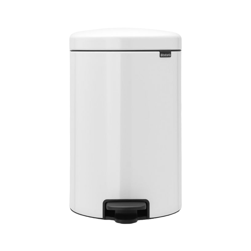 Ein weißer Brabantia Treteimer. Er hat ein schwarzes Pedal und einen Deckel aus Edelstahl.