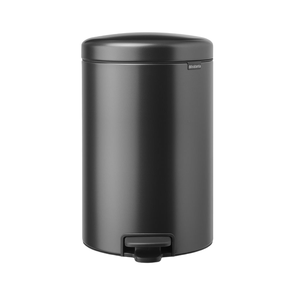 Schwarzer Brabantia Mülleimer. Pedal unten. Kreisförmig, gewölbter Deckel. Schwarzer Hintergrund.
