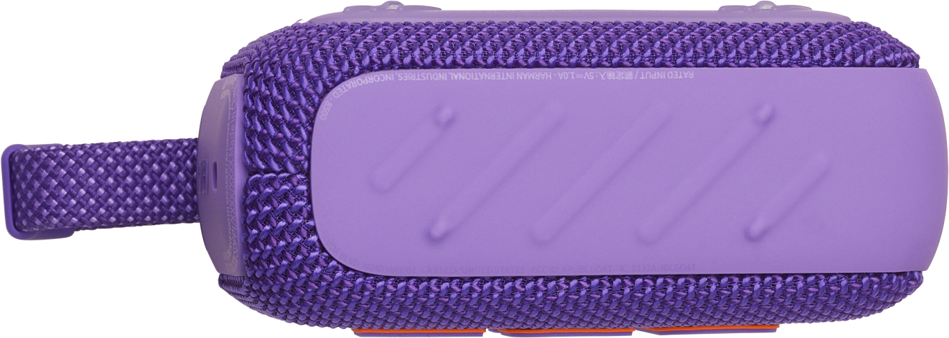 Un altoparlante portatile viola con una copertura in tessuto e un cinturino intrecciato. Accenti arancioni in basso.