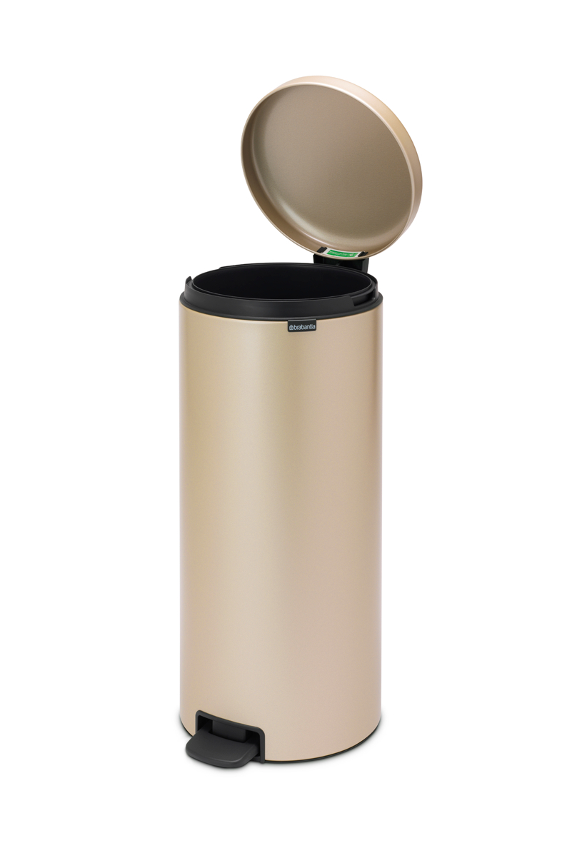 Goldener Mülleimer mit offenem Deckel auf weißem Hintergrund.