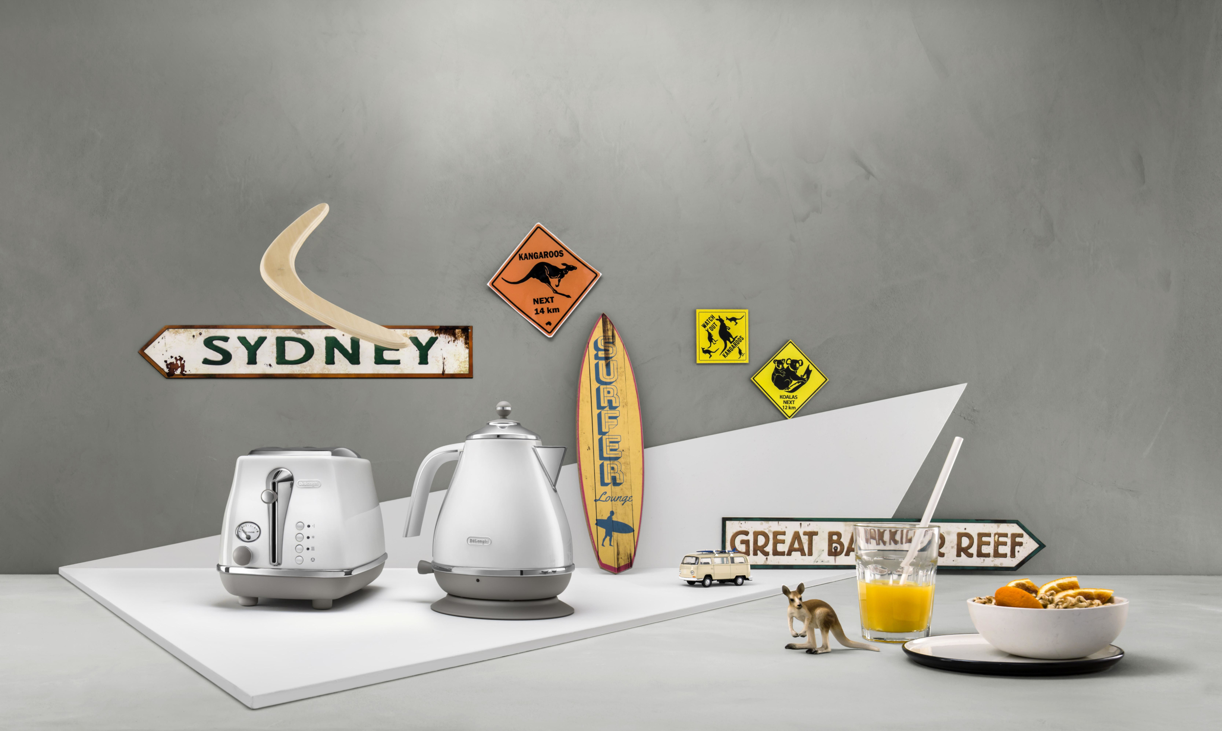 Czarny telefon z etui zdejmowanym z telefonu. Ekran jest widoczny.