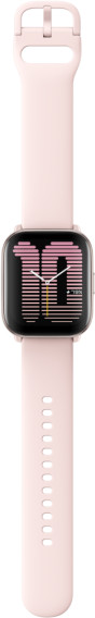 Jasnoróżowy smartwatch z czarnym ekranem wyświetlającym godzinę. Pasek jest również jasnoróżowy i ma otwory.