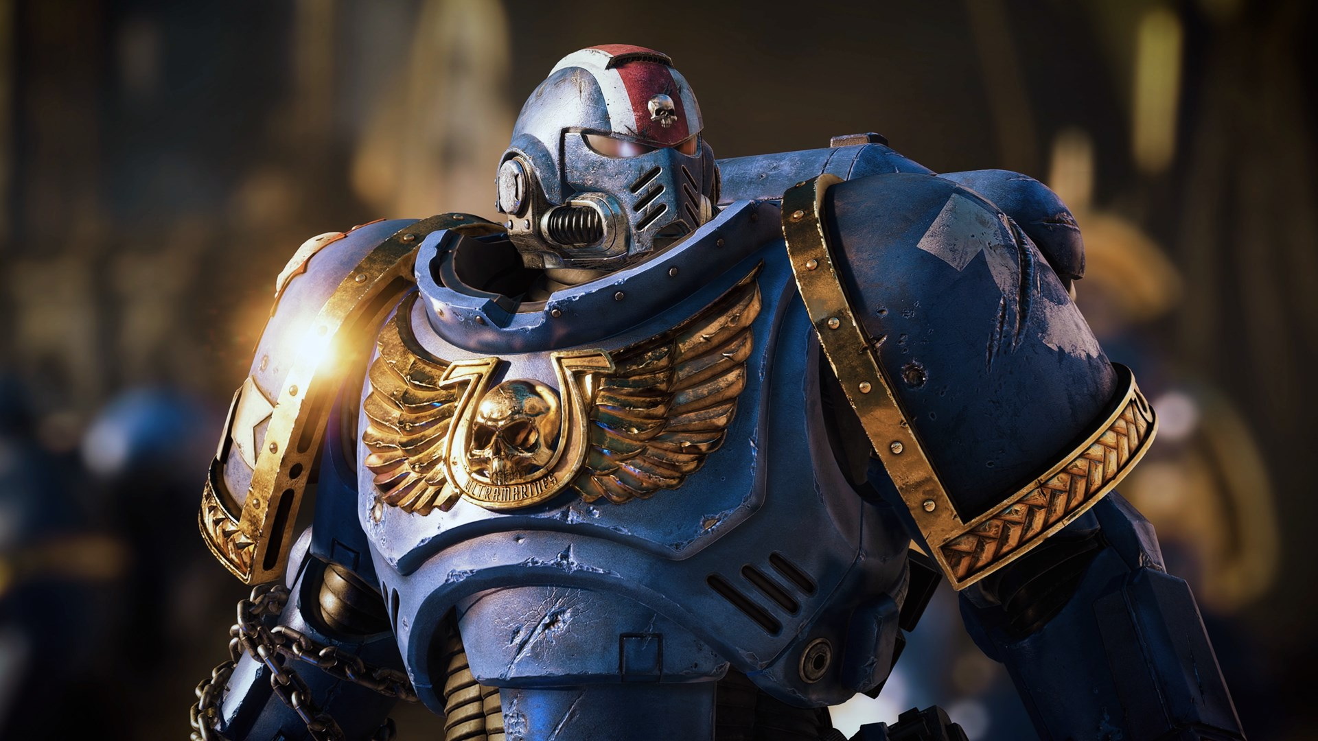 Ein Space Marine in blauer Power-Rüstung, goldene Details und Helm. Sci-Fi-Rüstung, Nahaufnahme.