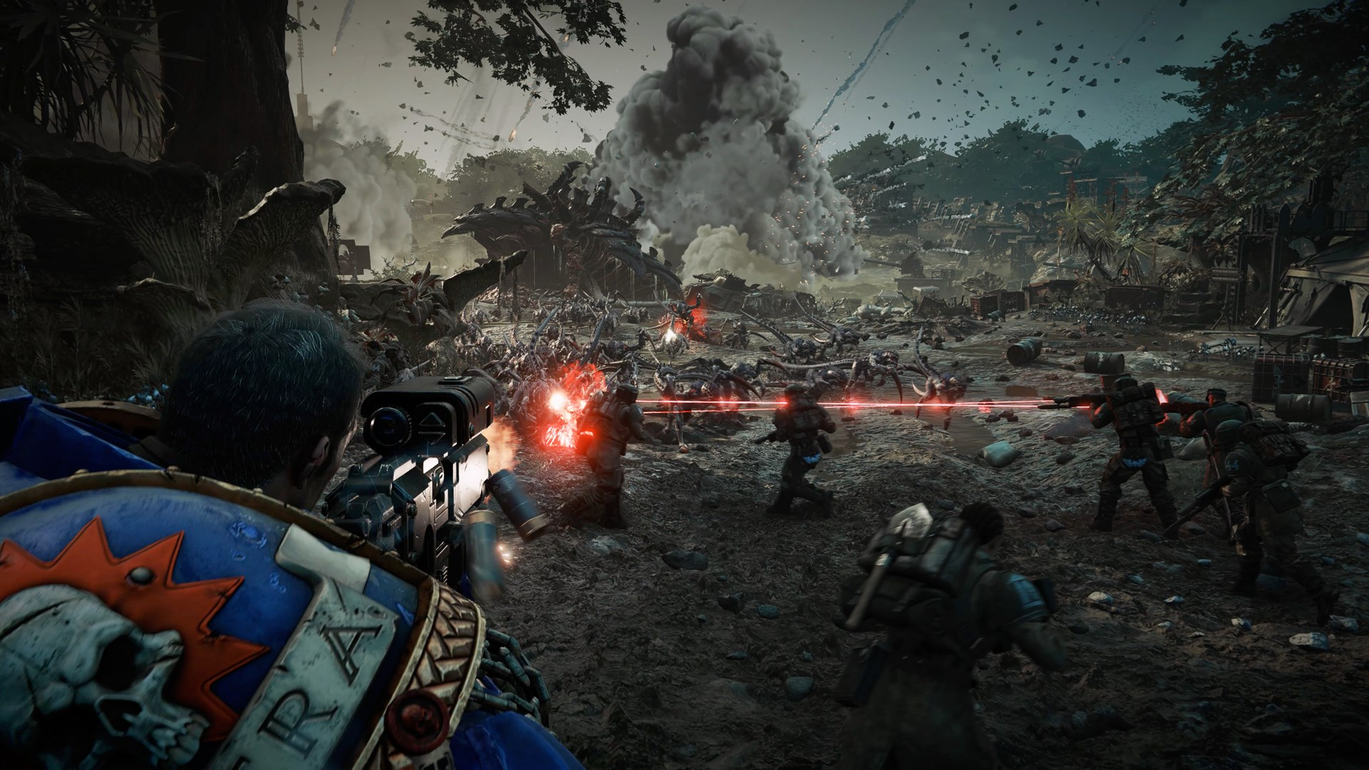 Warhammer-Kampfszene mit Soldaten, die Waffen abfeuern, und Explosionen im Hintergrund.