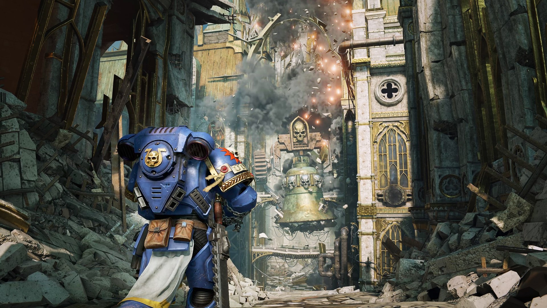 Ein Space Marine in blauer Rüstung in einem zerstörten Gebäude, mit Explosionen und einer Glocke.