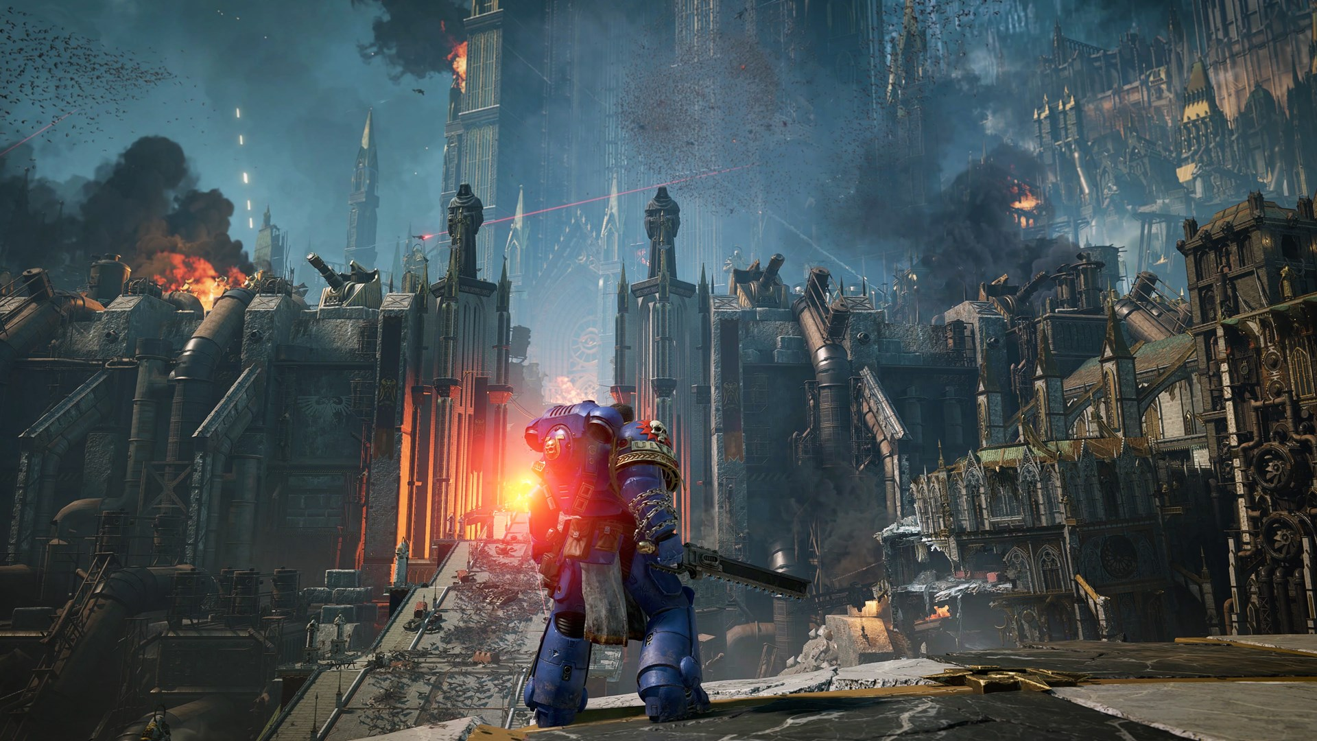 Eine blau gepanzerte Figur in einer Kriegsszene, Gebäude in Flammen, vor dunklem, rauchigem Himmel.