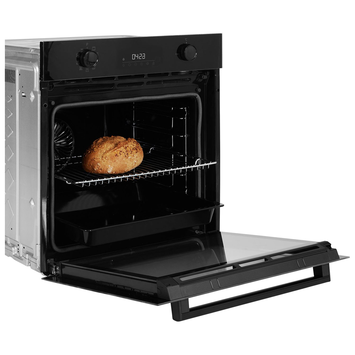 Un four noir ouvert avec un pain sur la grille et la porte ouverte, sur fond blanc.