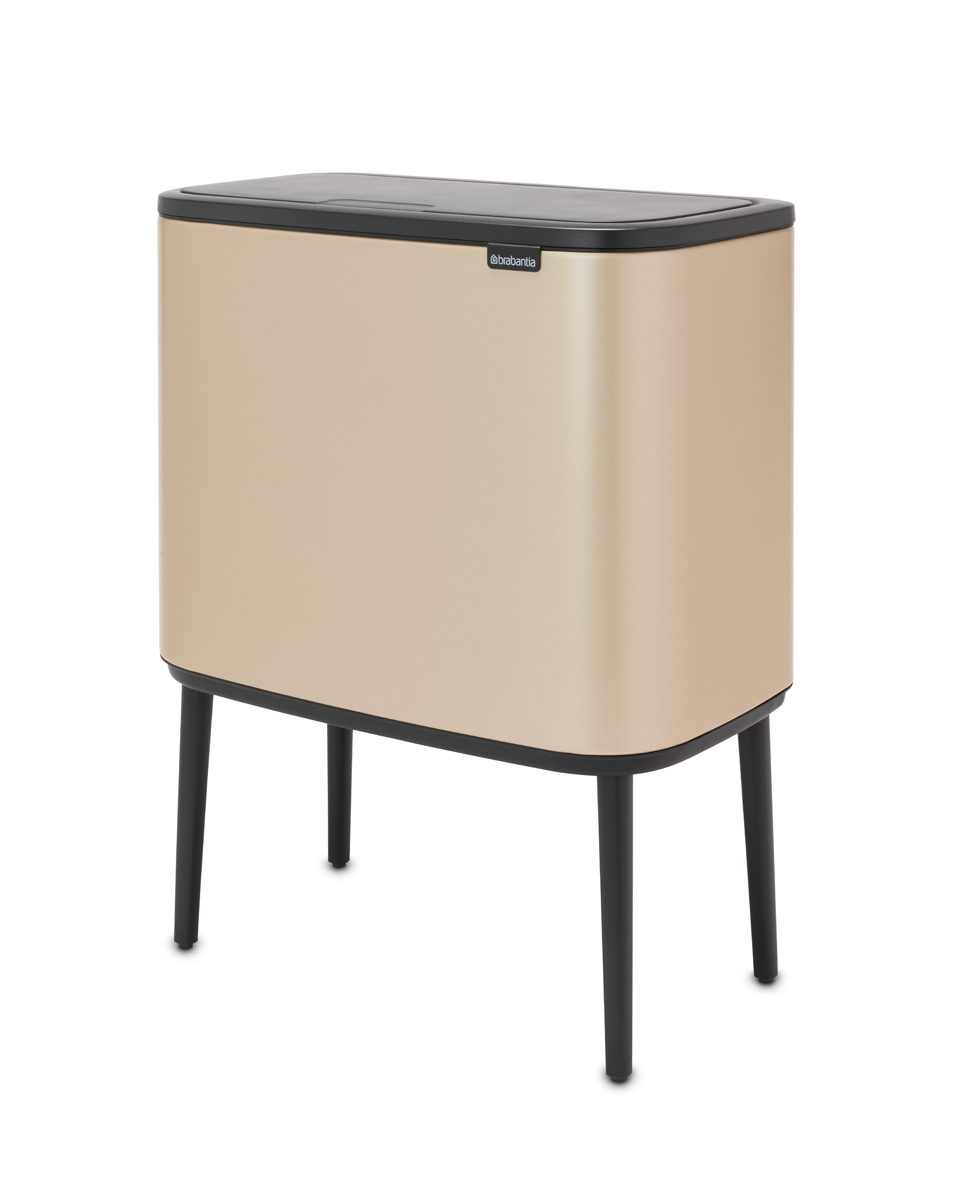 Beigefarbener Brabantia Bo Touch Abfalleimer auf schwarzen Beinen. Schwarzer Deckel. Modernes Design.