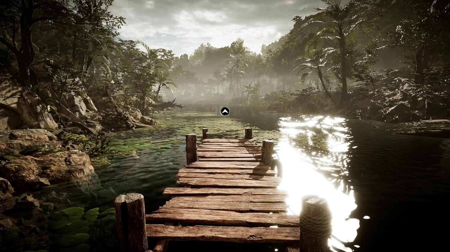 Muelle de madera se extiende en un río en la jungla. Se ven árboles y cielo nublado.