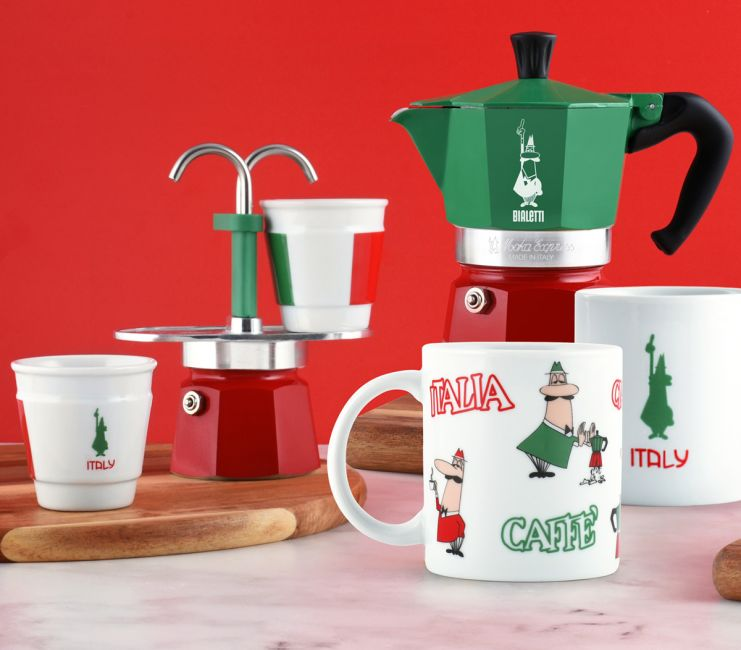 Cafetière rouge et verte avec tasses, tasses rouge et blanc avec drapeau italien et imprimé.