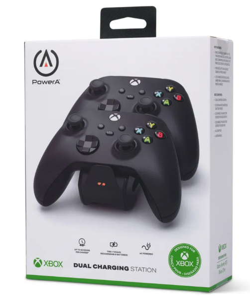 Schwarze Xbox Dual Charging Station Box mit zwei schwarzen Controllern. Weißer Hintergrund. PowerA-Logo oben.