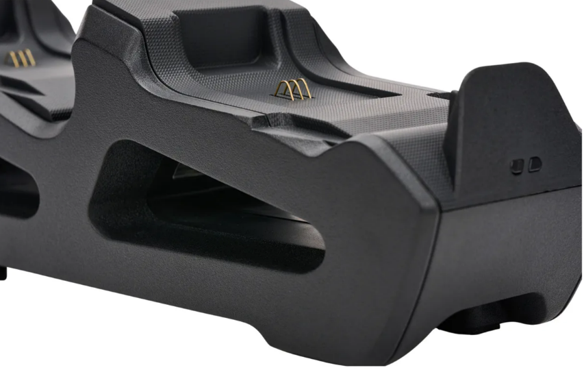 Eine schwarze Switch-Controller-Ladestation. Goldfarbene Ladekontakte sind sichtbar.