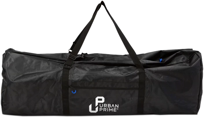 Fekete sporttáska fehér 'URBAN PRIME' logóval és vállpánttal.