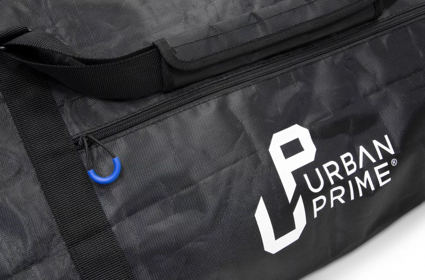 Fekete sporttáska fehér 'URBAN PRIME' logóval, közelkép.