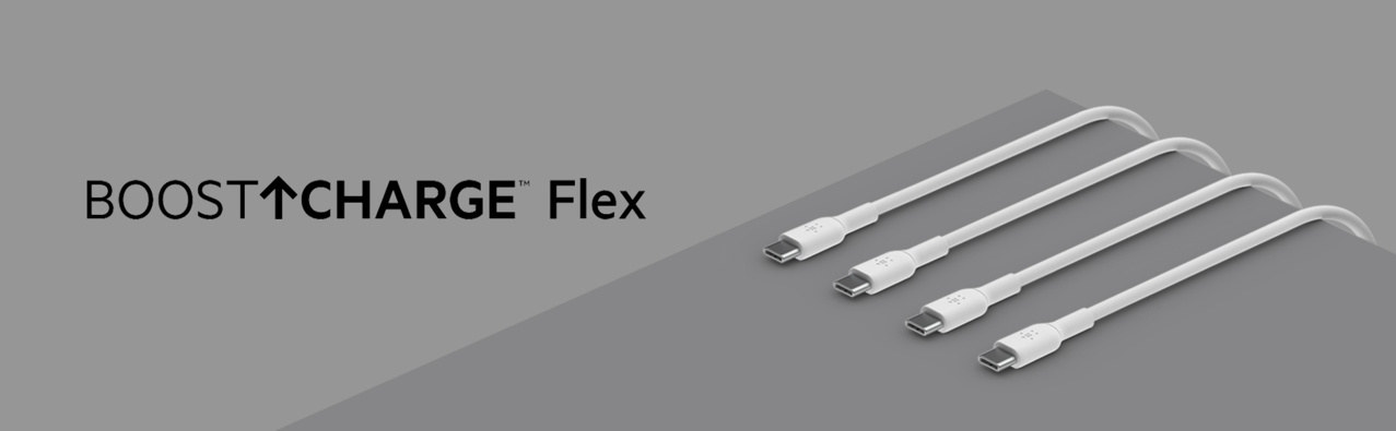 Dört beyaz USB-C kablosu gri bir yüzey üzerinde çapraz olarak duruyor. 'BOOST↑CHARGE™ Flex' metni solda.