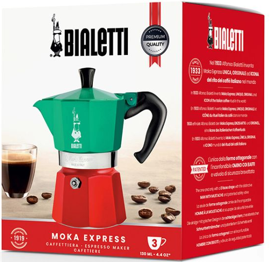 Cafetière Bialetti Moka Express rouge et verte avec des grains de café et un verre de café.