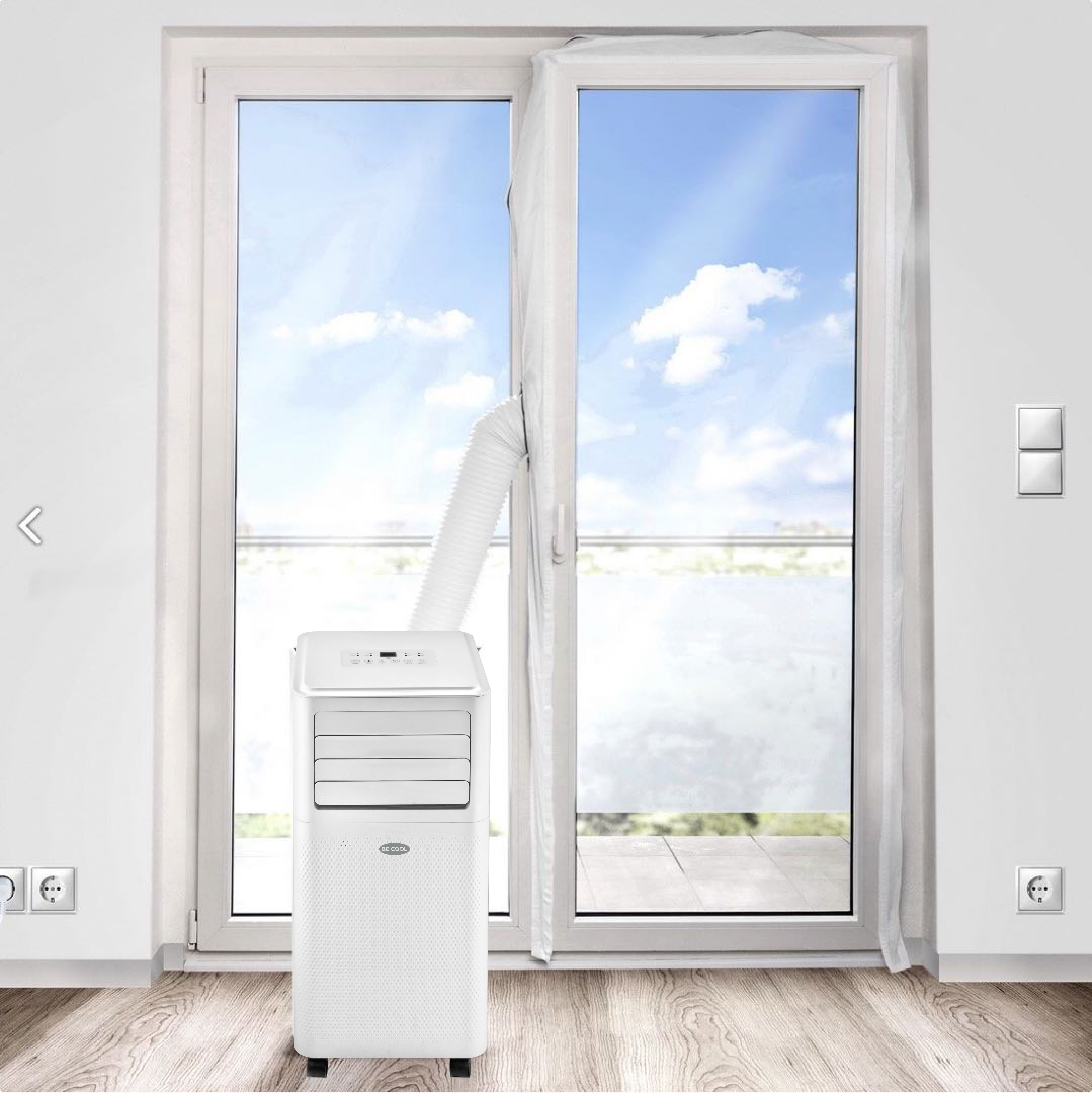 Weißer tragbarer Klimaanlage in der Nähe eines Fensters. Blauer Himmel durch das Fenster sichtbar.
