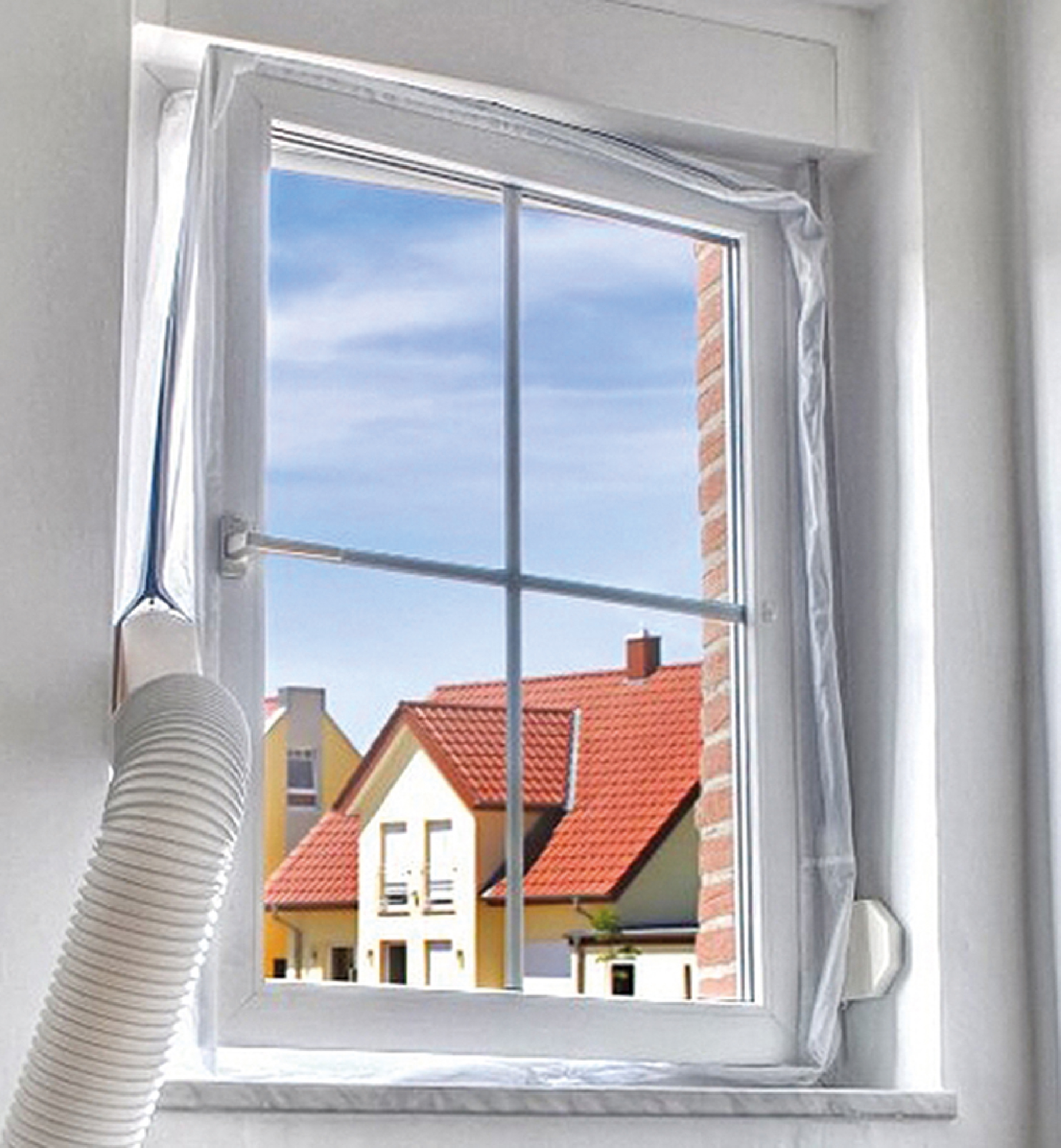 Fenster mit geöffneter Lüftung. Draußen, Häuser mit roten Dächern unter blauem Himmel.