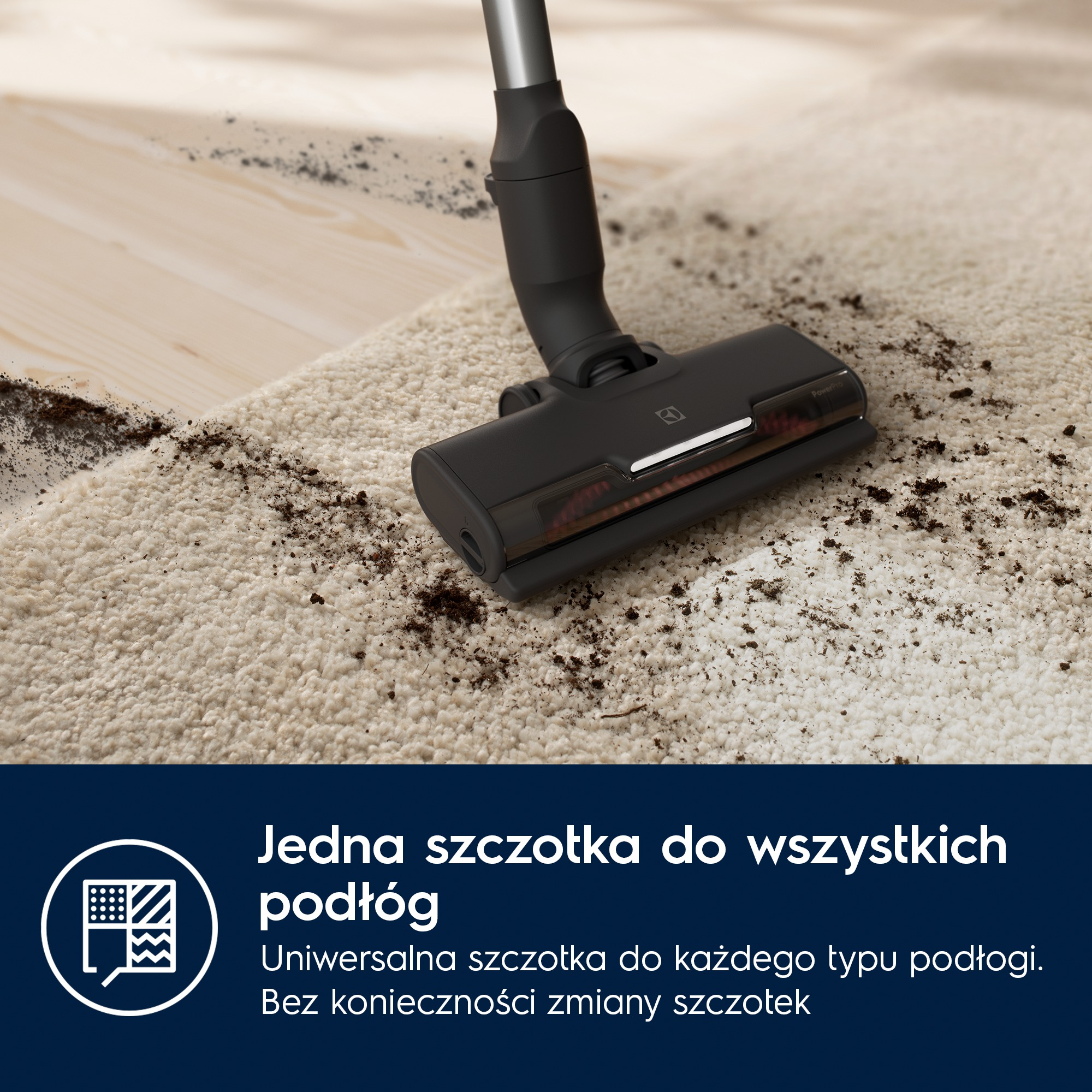Dysza odkurzacza czyści dywan z brudem.