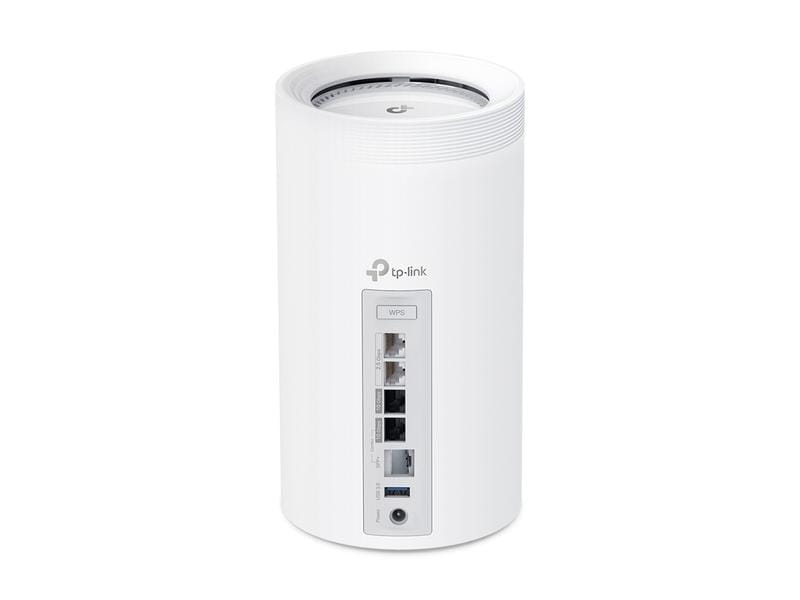 Weißer tp-link Router mit Anschlüssen auf der Rückseite, steht auf weißem Untergrund.